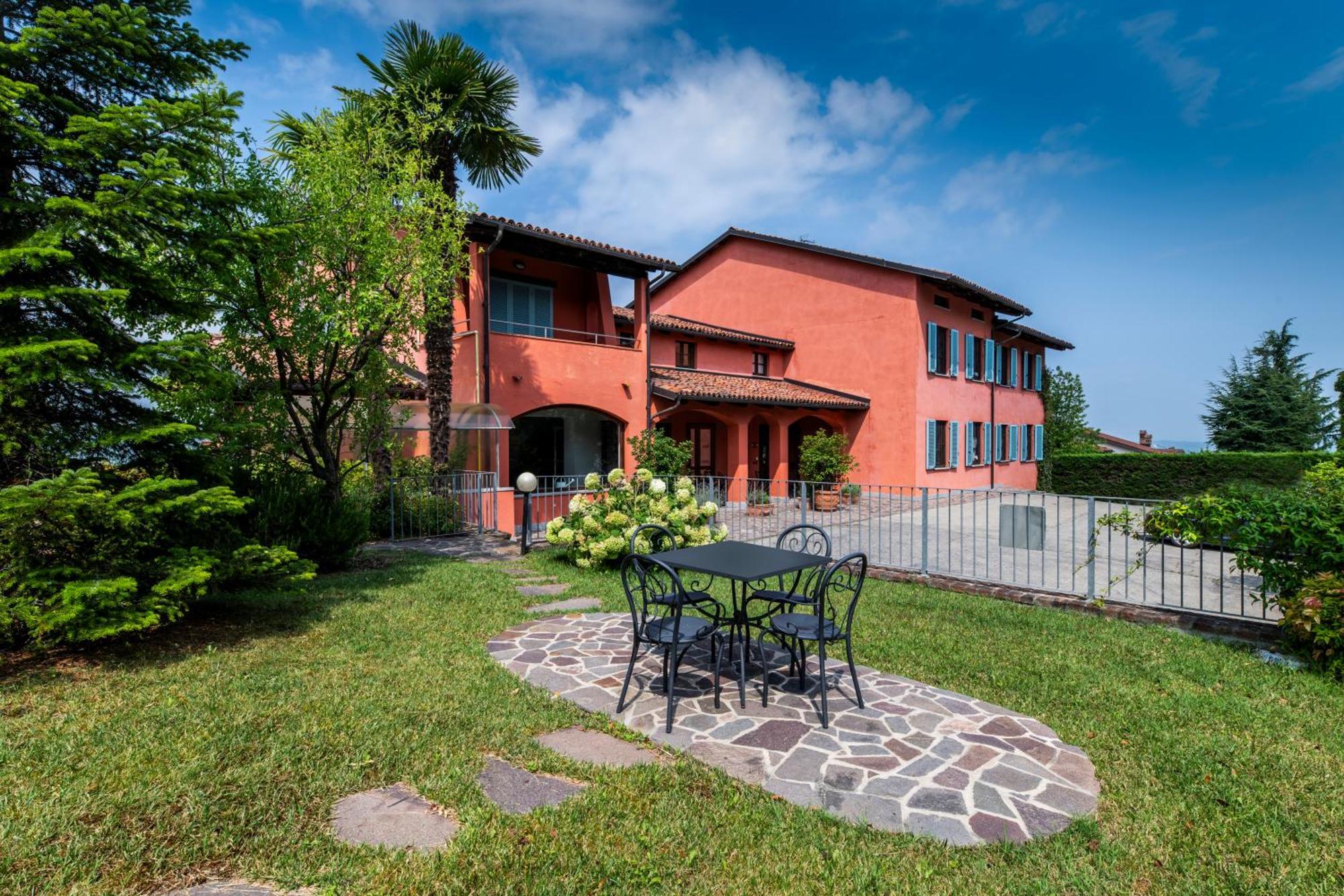 Hotel Ai Tardi Diano dʼAlba Zewnętrze zdjęcie