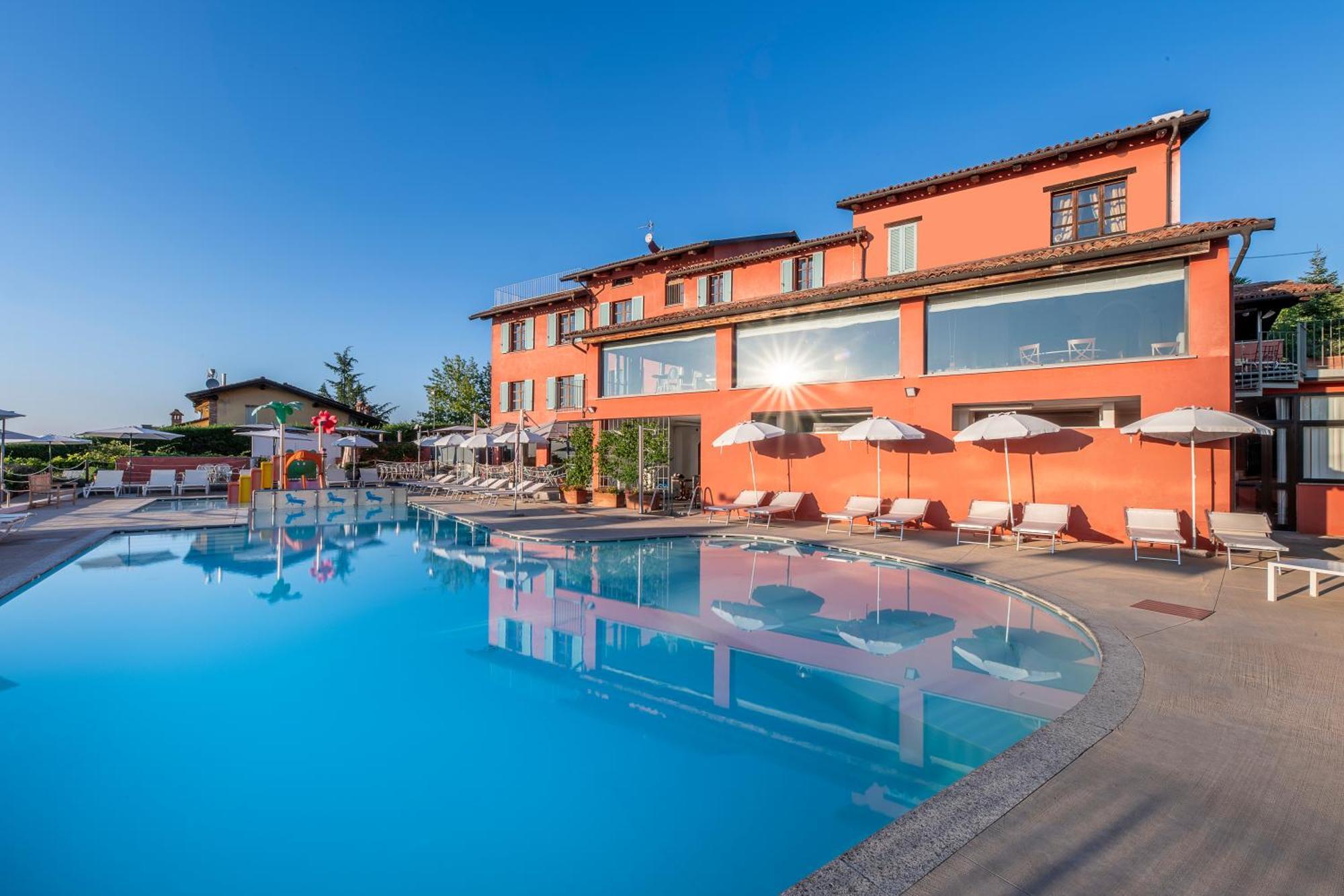 Hotel Ai Tardi Diano dʼAlba Zewnętrze zdjęcie
