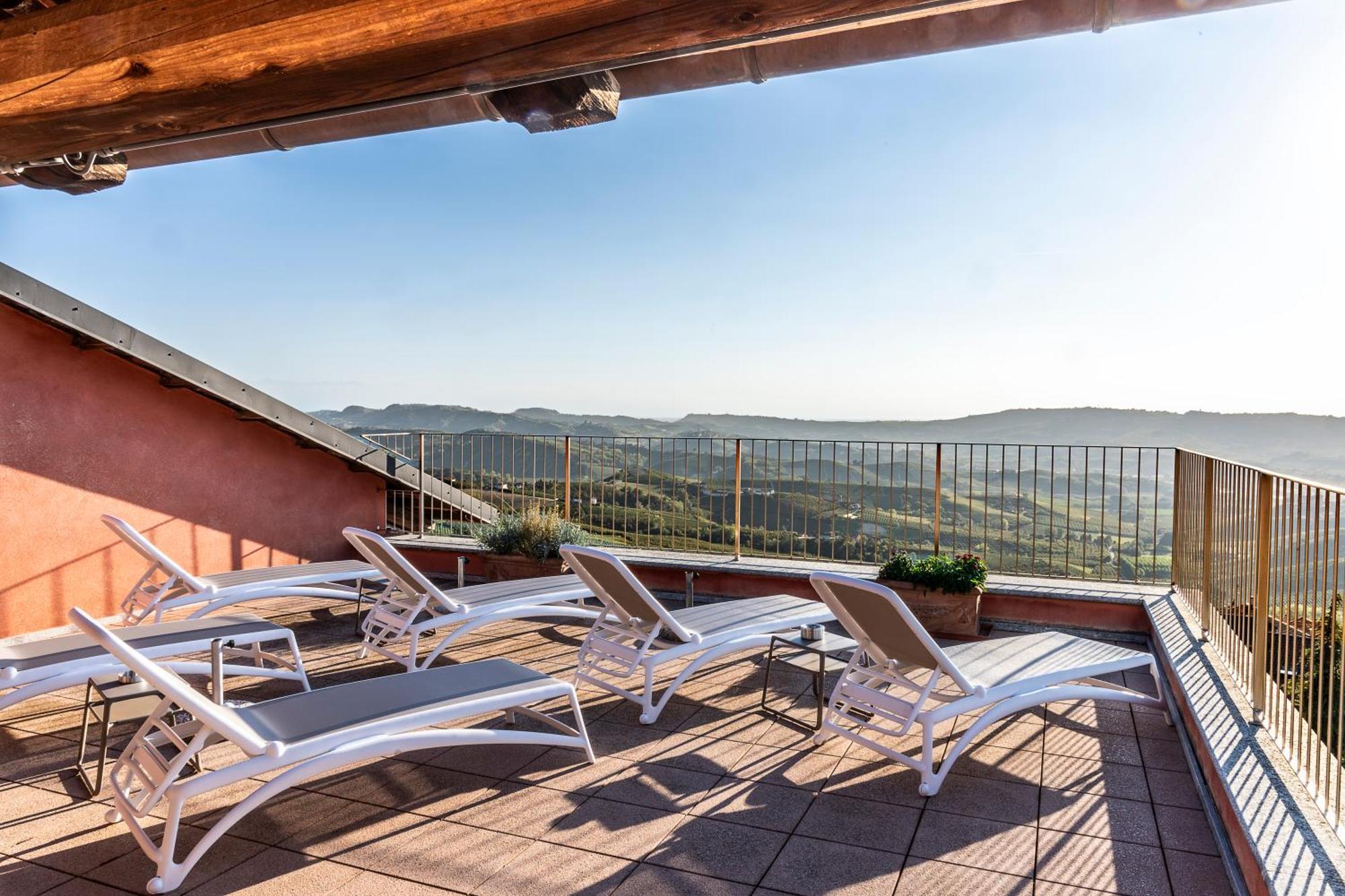 Hotel Ai Tardi Diano dʼAlba Zewnętrze zdjęcie
