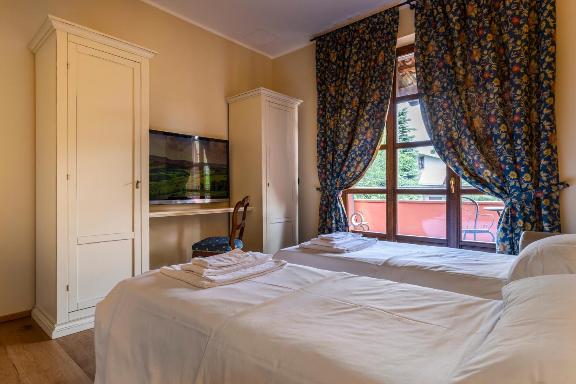 Hotel Ai Tardi Diano dʼAlba Zewnętrze zdjęcie