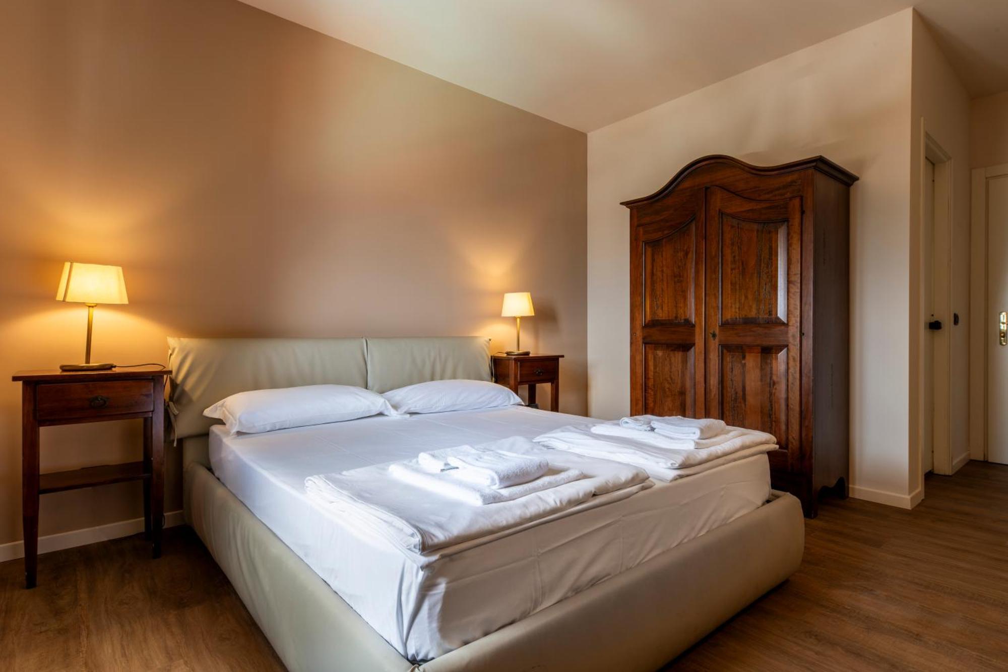 Hotel Ai Tardi Diano dʼAlba Zewnętrze zdjęcie