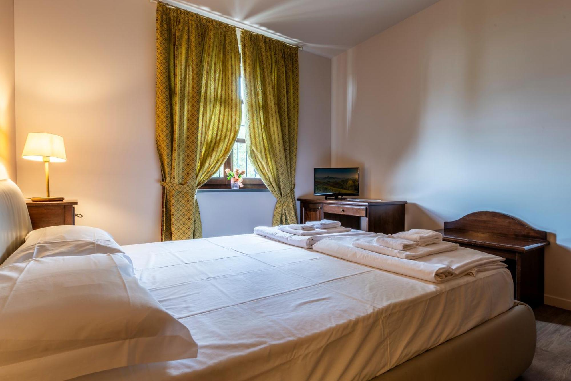 Hotel Ai Tardi Diano dʼAlba Zewnętrze zdjęcie