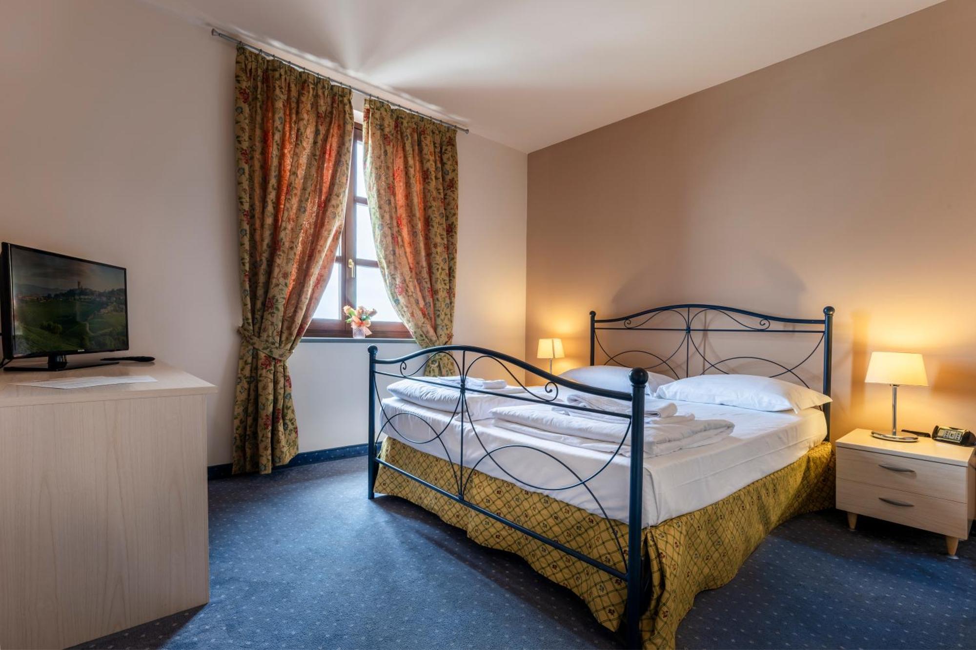 Hotel Ai Tardi Diano dʼAlba Zewnętrze zdjęcie