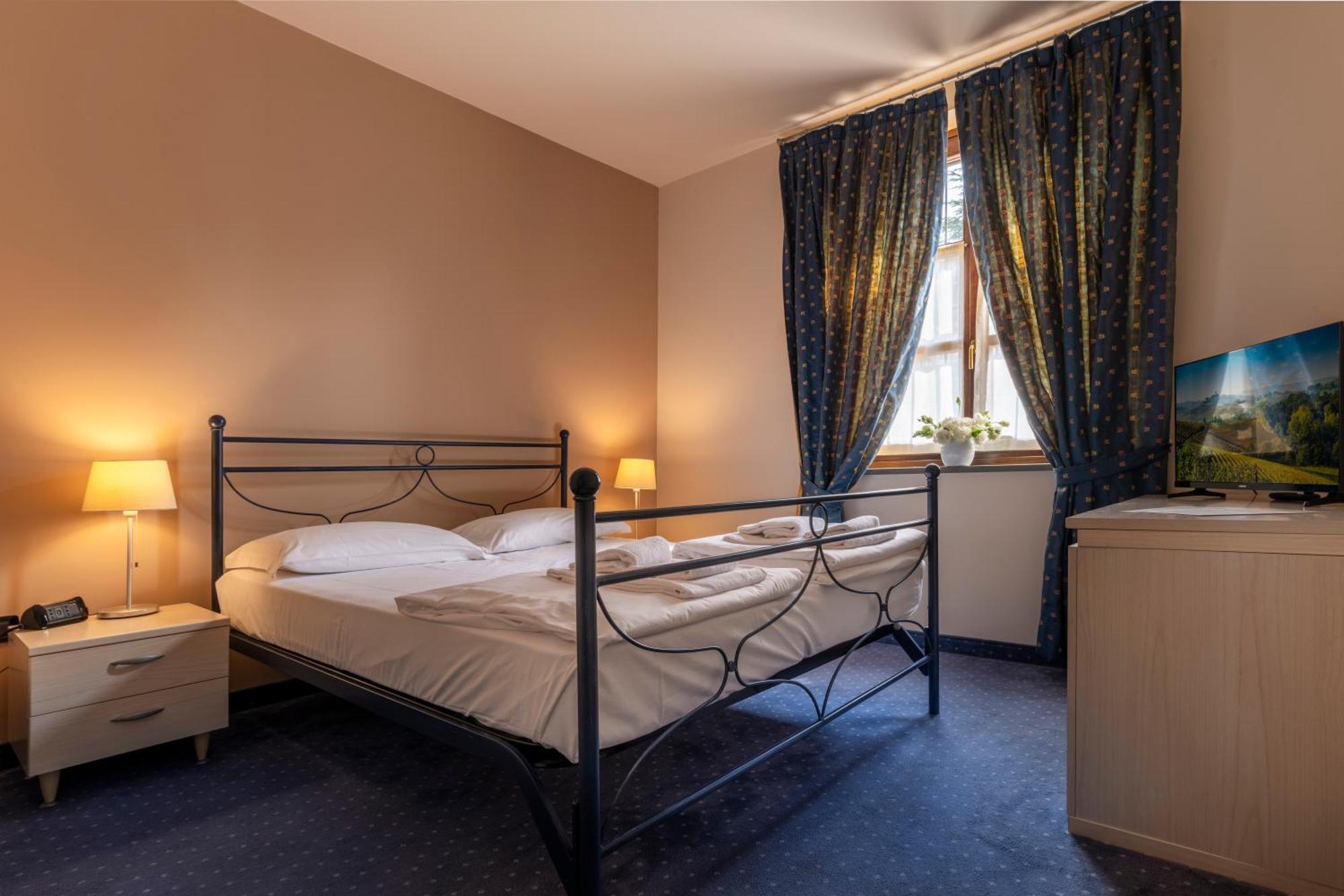 Hotel Ai Tardi Diano dʼAlba Zewnętrze zdjęcie