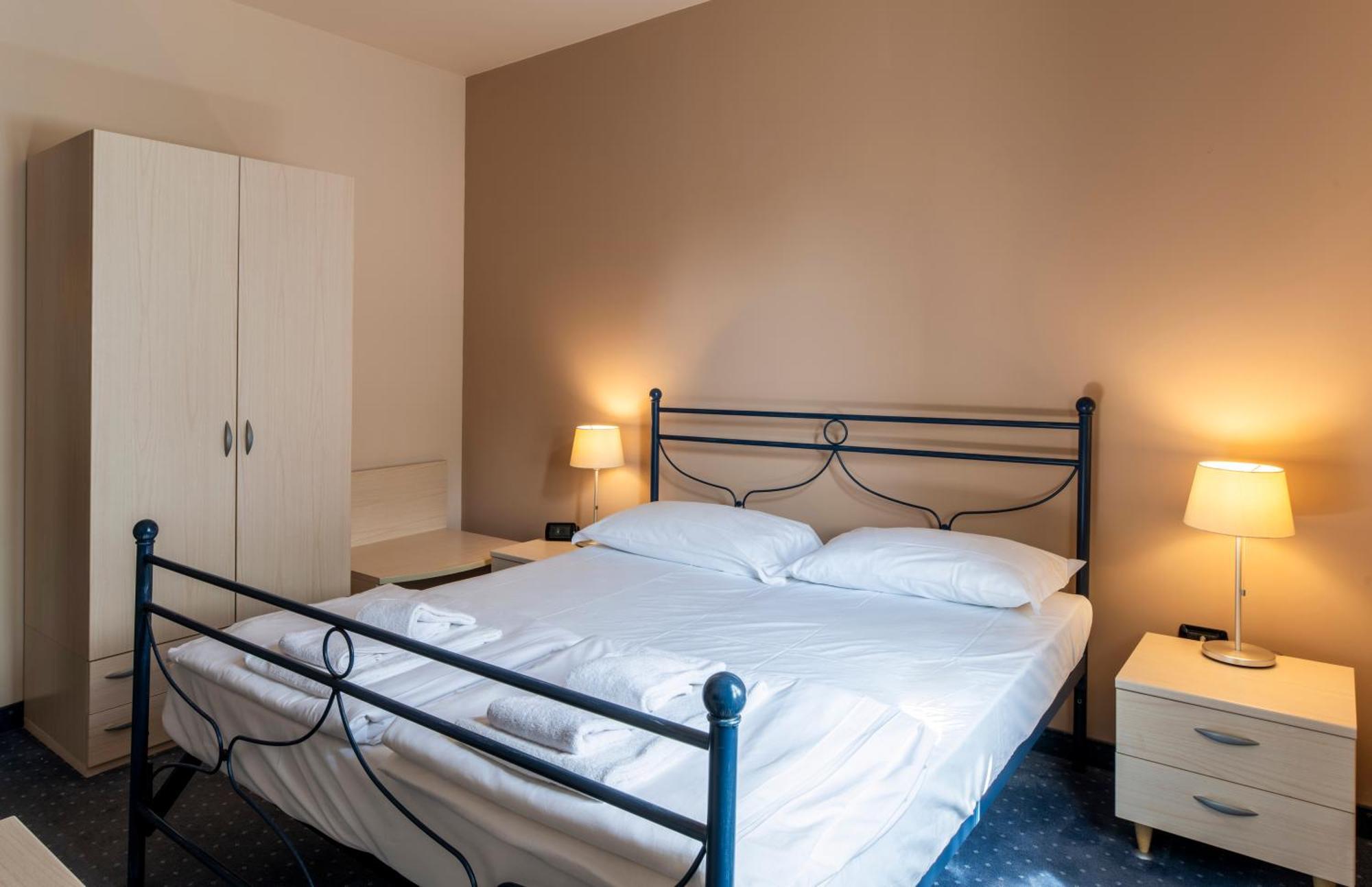 Hotel Ai Tardi Diano dʼAlba Zewnętrze zdjęcie